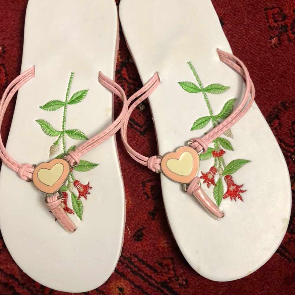 Beautiful flip flops with heart decoration  size 9 - Picture 2 of 3